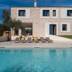 Besonderes Steinhaus mit Privatpool, Panoramablick, Garten, Grill, Waschmaschine