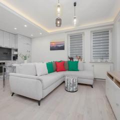 Family Apartment in Warsaw with Parking, Desk, Air Conditioned Living Room and Bathtub by Noclegi Renters