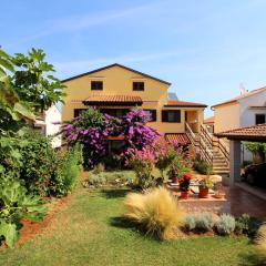 Idyllisches Apartment nur 700 Meter zum Strand mit Balkon, Garten, WiFi