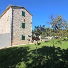 Authentisches Steinhaus mit Garten, Grill, Spielplatz, Trampolin
