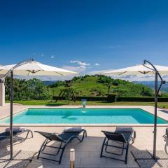 Atemberaubende Villa mit herrlichem Panoramablick, Privatpool, Kinderschaukel, BBQ