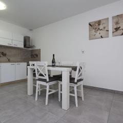 Modernes Apartment mit charmanter Terrasse, Privatparkplatz, Klima, WiFi