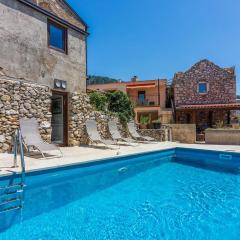 Traumhaftes Steinhaus mit Privatpool, Meerblick, 4 Parkplätze, Grillbereich, Waschmaschine