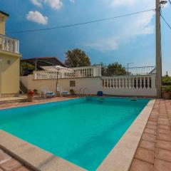 Traumhaftes Ferienhaus mit Privatpool, Tischtennis, Meerblick, 5 Parkplätzen, Spielbereich für Kinder