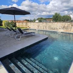 Bezauberndes und hundefreundliches Apartment mit Pool, Privatparkplatz, Klima