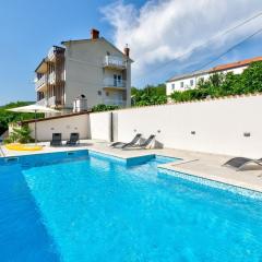 Lichtdurchflutetes Apartment nur 600 Meter zum Sandstrand mit Pool, Gym, Meerblick