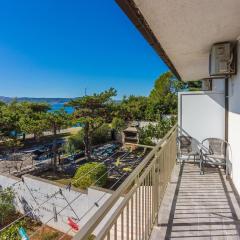 Helles Apartment nur 100 Meter zum Strand mit Meerblick, Parkplatz, BBQ
