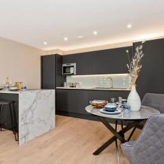 Stylish 2 Bed City Centre Apartment with Parking