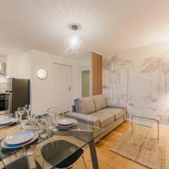Two-bedroom flat with terrace and private parking