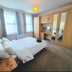 Roomy, comfortable Greater London home, sleeps 8