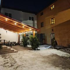 Guest House Mandrivnyi Rooms&Apartments
