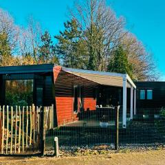 Rustiek Boschalet Sven Veluwe met Omheinde Tuin