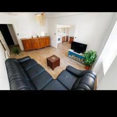 Appartement avec deux chambres et salon de massage