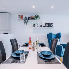 Luxury Home Near Central Manchester - Free Private Parking & Fast WiFi & PS5