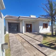 Casa 3 dormitórios, 250 metros do mar