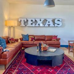 Southwest Escape in Fort Davis Walk to Dining!