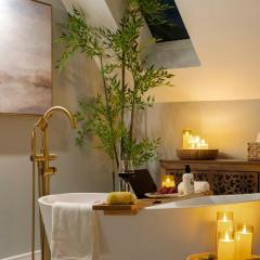 Ultimate Cambridge Mansion Spa Bath HUGE GameRoom