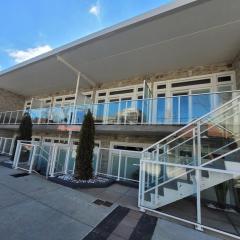 Stylish Downtown Windsor Apartment Walk to Restaurants & Entertainment