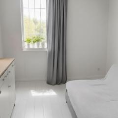 Quarto feminino privativo com banheiro compartilhado