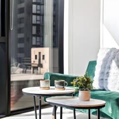 Spacious 2BR by Southern Cross, Pool, Gym, CBD