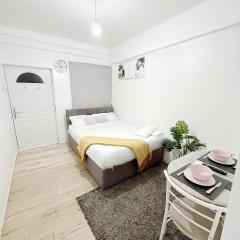 Stylish 2-Guest Studio with Netflix, Prime - FREE WIFI & FREE PARKING - Aroluchi Ville