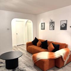 Modern 2BR Flat, 20 mins train to Central London