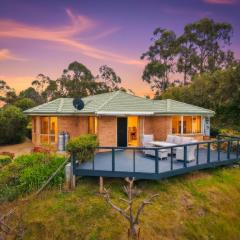 Wallaby Hill - Gorgeous Views - 3 Bedroom House