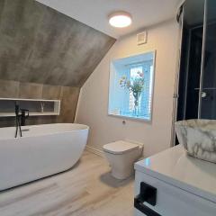 Cosy And Modern House In Peaceful Setting