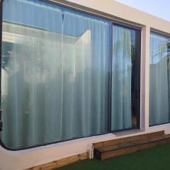 Casita acristalada con jacuzzi