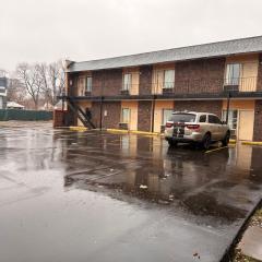 The Queen B Motel, Detroit-Warren