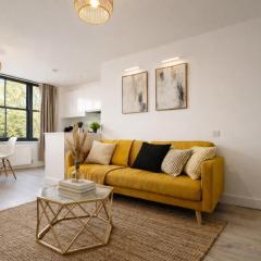 Stylish Large 3-bed Apartment, Quick Access to London Sights, Free Parking