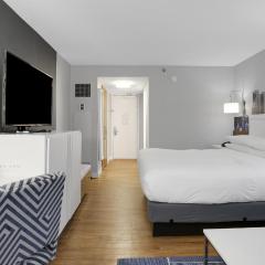 823 I Beautiful King Hotel Room