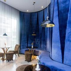 100m to walking st, clubs ,bars restaurants, 2 portable air-air-conditioners,