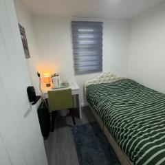Double room 3 Minute drive from Luton Airport