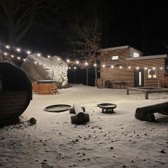 Kousek klidu pod skálou