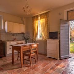 Apartment Studio-Apartment mit Sommerpool- Garten und Aussicht by Interhome