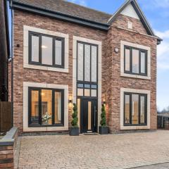Spacious 6 Bedroom House Sleeps 12 near M6, NEC, HS2 and Birmingham Airport