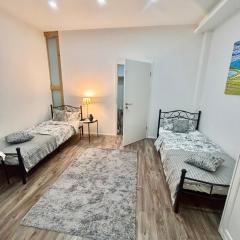 Schönes Zimmer mit Küche, Bad mit eigenem Eingang, Terrasse und eigenem Parkplatz