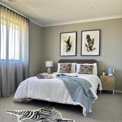 Premier Room I HERstay at Mambourin