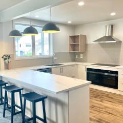 The Lodge - Sleeps 20, Central, Spacious, Fresh