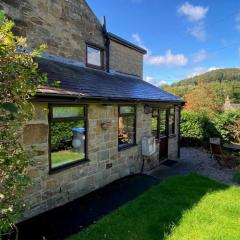 Whimsy by the Peaks - dogs stay free, EV station, fenced garden, gastro pub