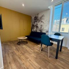 T2 rénové avec salon séparé, canapé, TV