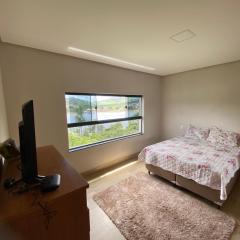 Vista maravilhosa com quarto amplo e confortável em Capitólio