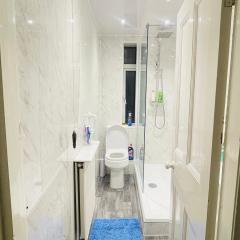 Spacious Homestay with 2 Large Rooms, Fully-equipped Kitchen & Outdoor Space