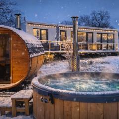 Ranch 66 - Wellness Tiny House Black Swallow ve stylu Route 66 se saunou, koupacím sudem a bazénem