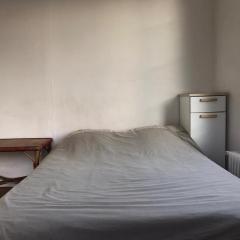 Chambre meublée chez l'habitant dans un appartement au pied de la gare