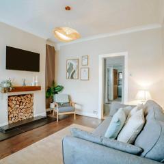 Central Harrogate Townhouse, Stylish 3-Bed, Parking and WiFi