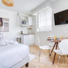 Quiet air-conditioned studio - close to Batignolles