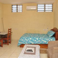 Appartement spacieux et meublé Lomé Togo 4 min de l'aéroport Wifi et Espace aéré Roof Top gratuit Chauffe-eau Compteur Electrique personnalisé Gaz butane disponibles dont chargement à charge du voyageur