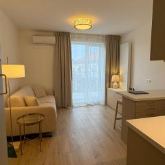 New Bright & Quiet Central Studio Top Floor